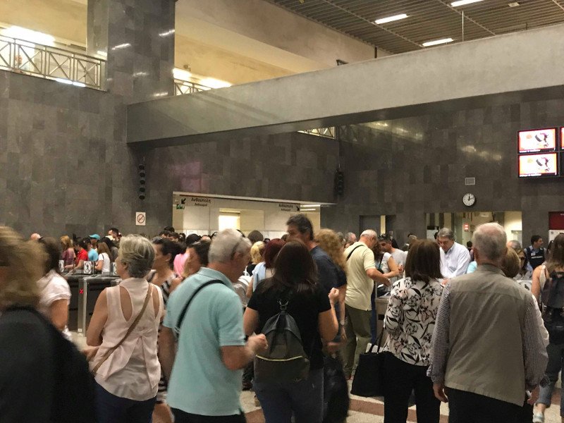 Ουρές και μίνι ταλαιπωρία στο μετρό -Εκλεισαν οι μπάρες [εικόνες & βίντεο] | iefimerida.gr 0