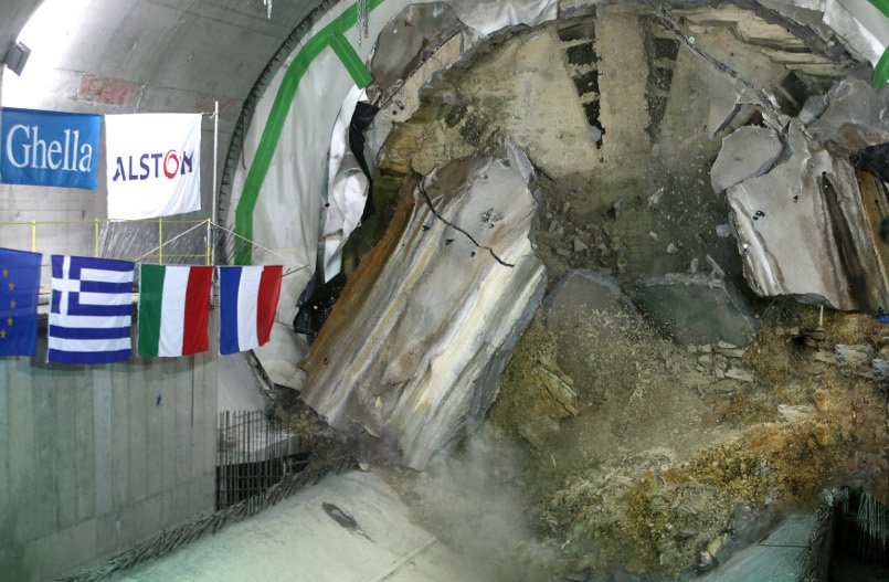  Ο μετροπόντικας έφτασε στον Πειραιά -Στον σταθμό του Δημοτικού Θεάτρου [εικόνες] | iefimerida.gr 0