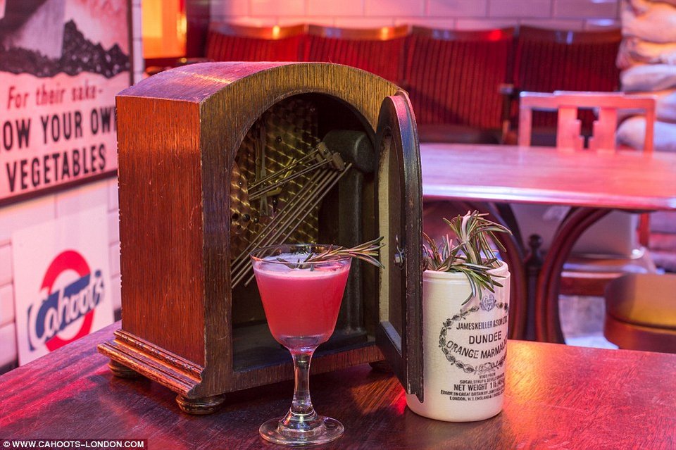 Το μπαρ που θα συζητηθεί: Μετέτρεψαν υπόγειο πολεμικό καταφύγιο σε... μπουάτ [εικόνες] | iefimerida.gr 7