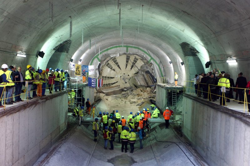  Ο μετροπόντικας έφτασε στον Πειραιά -Στον σταθμό του Δημοτικού Θεάτρου [εικόνες] | iefimerida.gr 1