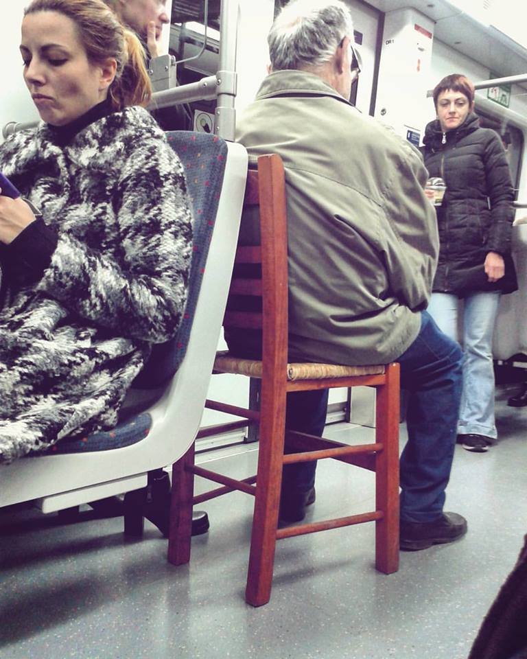 Εγινε viral: Επιβάτης κάθεται σε ψάθινη καρέκλα μέσα σε συρμό του αθηναϊκού μετρό [εικόνες] | iefimerida.gr 0