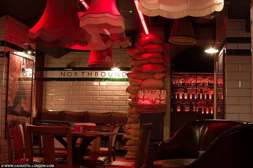 Το μπαρ που θα συζητηθεί: Μετέτρεψαν υπόγειο πολεμικό καταφύγιο σε... μπουάτ [εικόνες] | iefimerida.gr 2