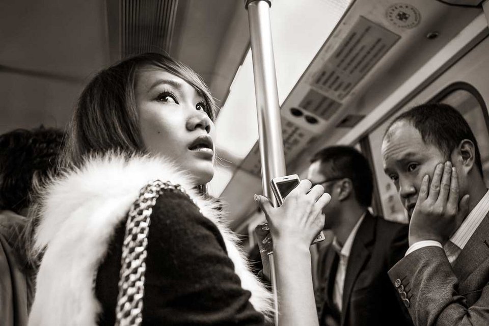 Περιμένοντας να φθάσουν στον προορισμό τους -Οι απίστευτες γκριμάτσες επιβατών του μετρό [εικόνες]  | iefimerida.gr 0