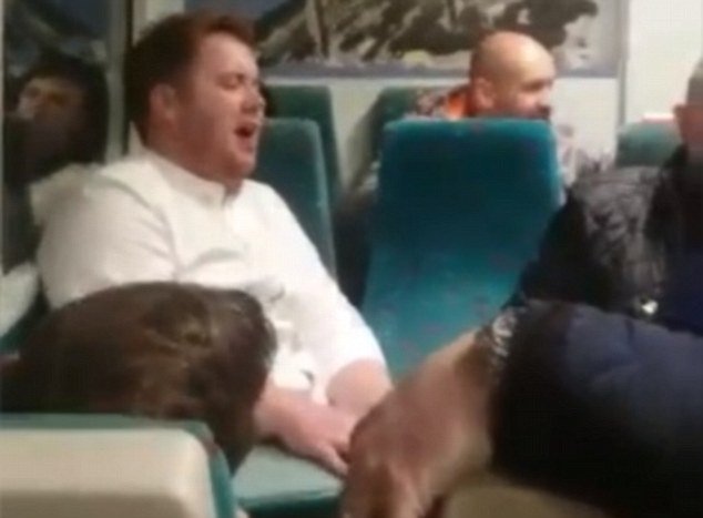 Ερασιτέχνης τενόρος αφήνει άφωνους τους επιβάτες του νυχτερινού μετρό [εικόνες & βίντεο] | iefimerida.gr 1