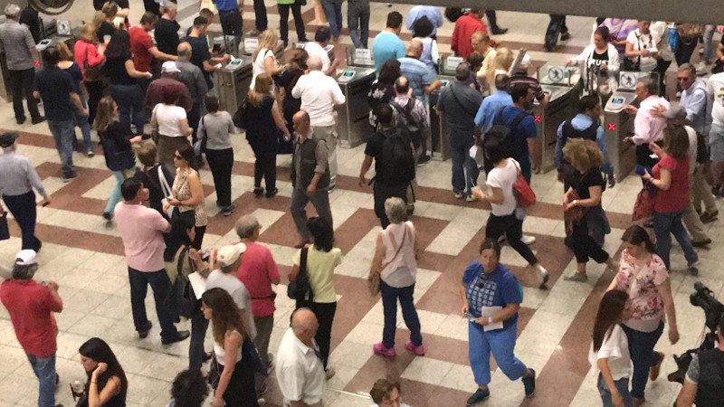 Ουρές και μίνι ταλαιπωρία στο μετρό -Εκλεισαν οι μπάρες [εικόνες & βίντεο] | iefimerida.gr 1