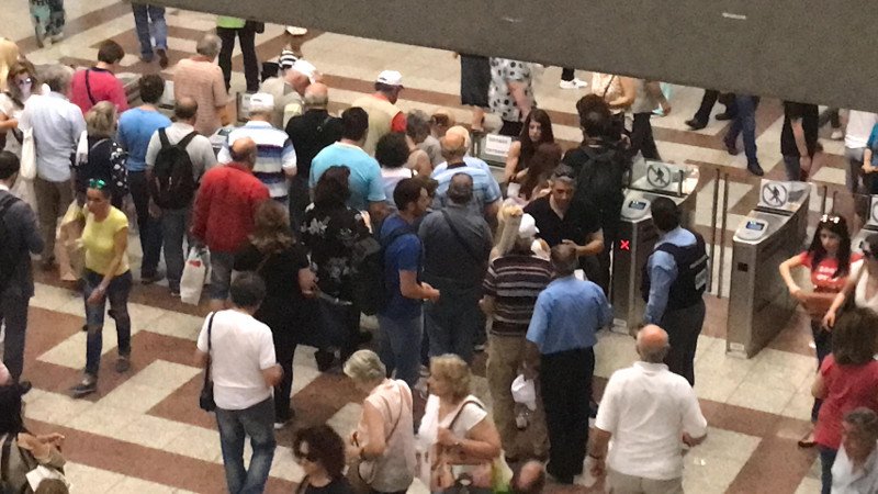 Ουρές και μίνι ταλαιπωρία στο μετρό -Εκλεισαν οι μπάρες [εικόνες & βίντεο] | iefimerida.gr 2