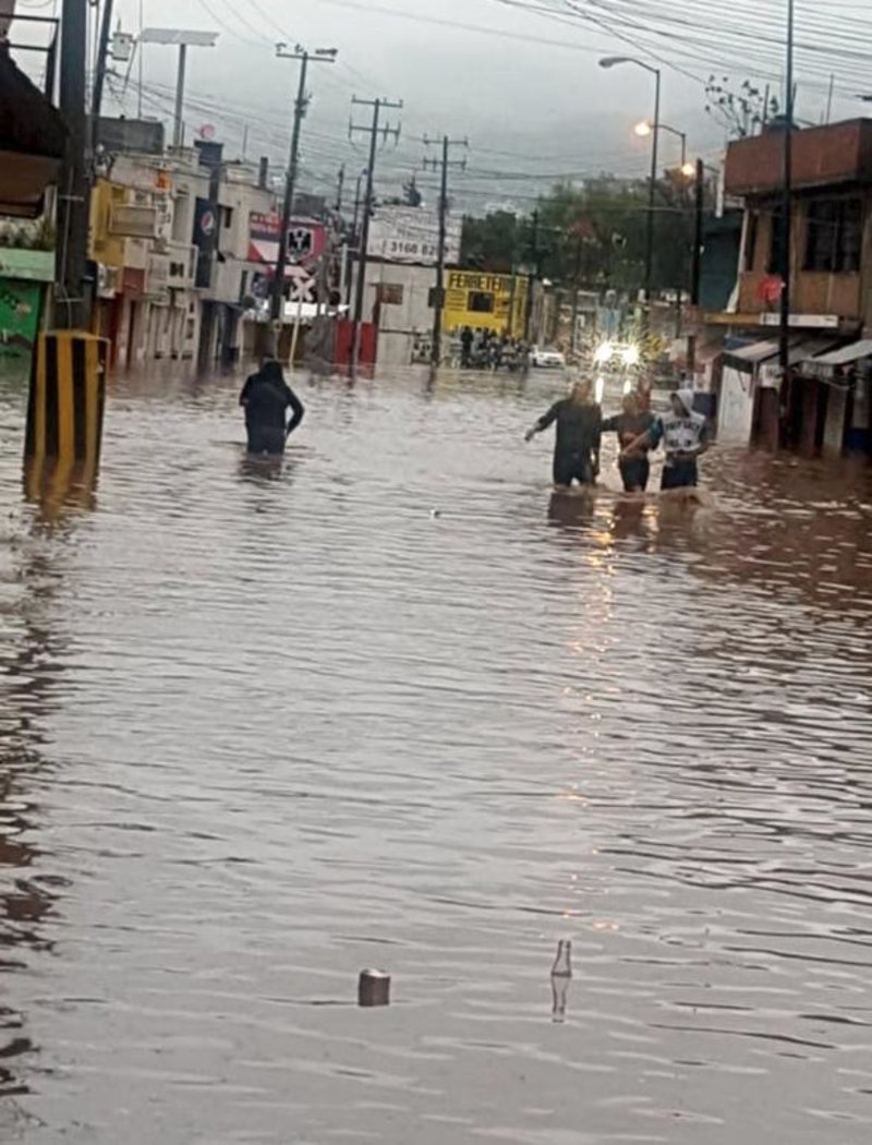 Οι ισχυροί άνεμοι προκάλεσαν εκτεταμένες διακοπές της ηλεκτροδότησης και ξερίζωσαν στέγες