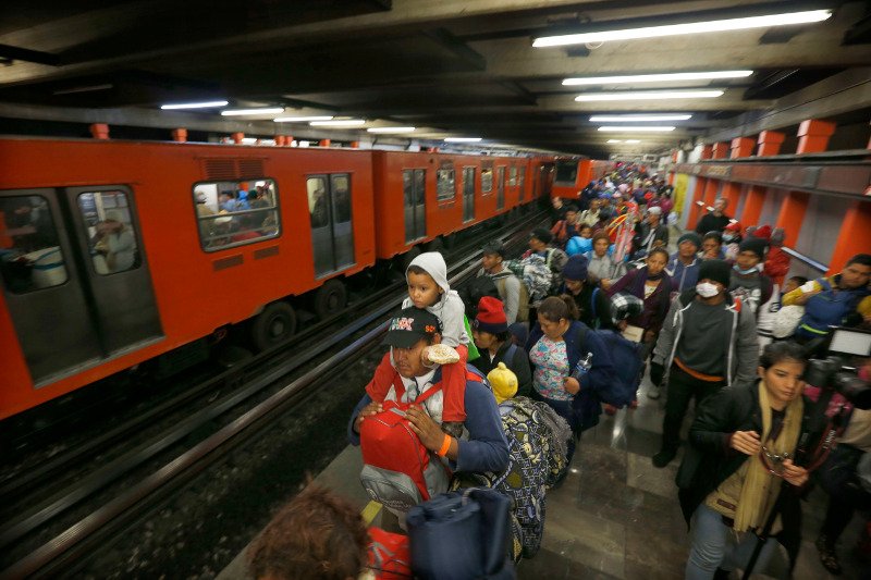 Οι μετανάστες επιβιβάστηκαν σε πέντε συρμούς του μετρό