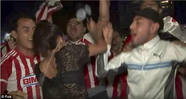 Επικό: Οπαδός χούφτωσε ρεπόρτερ on air και εκείνη του όρμηξε με το μικρόφωνο [βίντεο] | iefimerida.gr 2