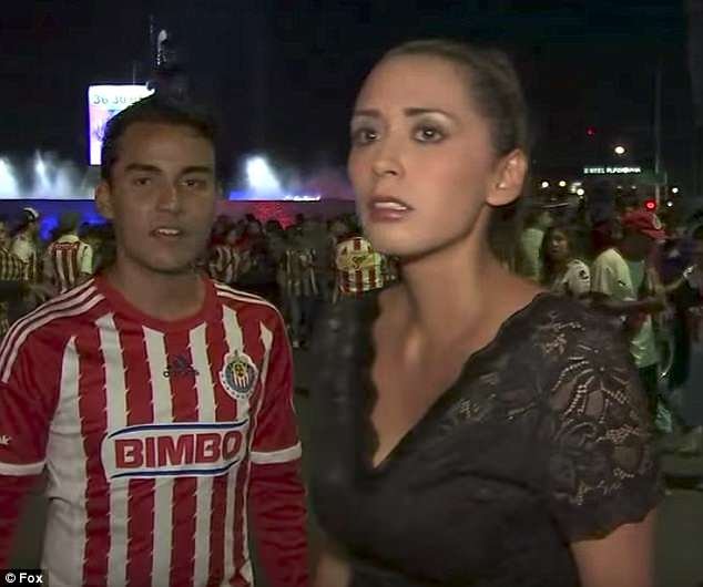 Επικό: Οπαδός χούφτωσε ρεπόρτερ on air και εκείνη του όρμηξε με το μικρόφωνο [βίντεο] | iefimerida.gr 3