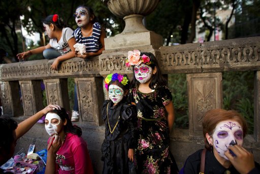 Σκελετοί στους δρόμους -Η «τρομακτική» παρέλαση στην Πόλη του Μεξικού [εικόνες] | iefimerida.gr 0