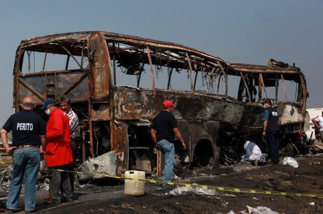 Φρικτό τροχαίο στο Μεξικό -36 άνθρωποι κάηκαν ζωντανοί σε σύγκρουση λεωφορείου με φορτηγό [εικόνες] | iefimerida.gr 0