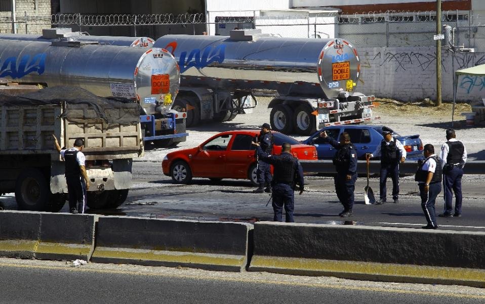 «Πόλεμος» με νεκρούς κόντρα στα καρτέλ στο Μεξικό -Εριξαν στρατιωτικό ελικόπτερο [εικόνες] | iefimerida.gr 2