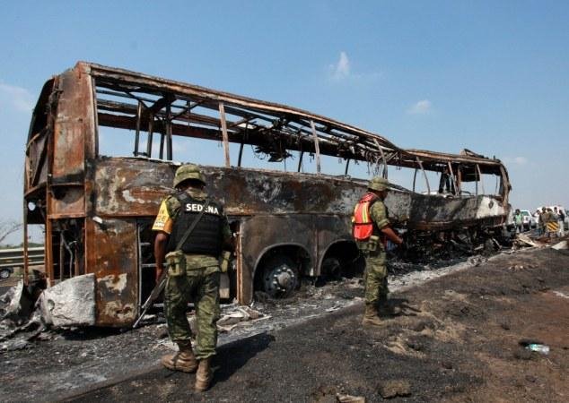 Φρικτό τροχαίο στο Μεξικό -36 άνθρωποι κάηκαν ζωντανοί σε σύγκρουση λεωφορείου με φορτηγό [εικόνες] | iefimerida.gr 3