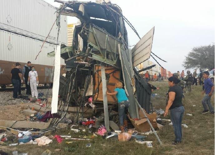 Φρικτό δυστύχημα στο Μεξικό -Τρένο έκοψε στη μέση λεωφορείο, τουλάχιστον 16 νεκροί [εικόνες] | iefimerida.gr 0
