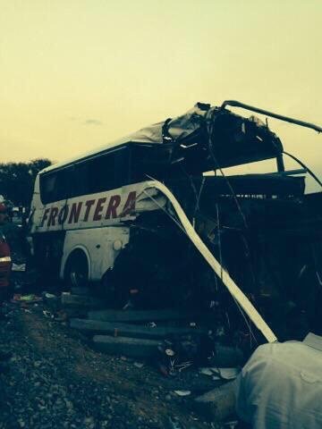 Φρικτό δυστύχημα στο Μεξικό -Τρένο έκοψε στη μέση λεωφορείο, τουλάχιστον 16 νεκροί [εικόνες] | iefimerida.gr 1