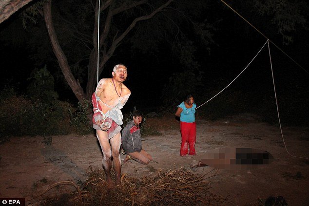 Εξοργισμένοι κάτοικοι του Μεξικού λιντσάρουν κλέφτες με ρόπαλα και σωλήνες -Χτυπούν και μια έγκυο μέλος της συμμορίας [εικόνες]  | iefimerida.gr 0