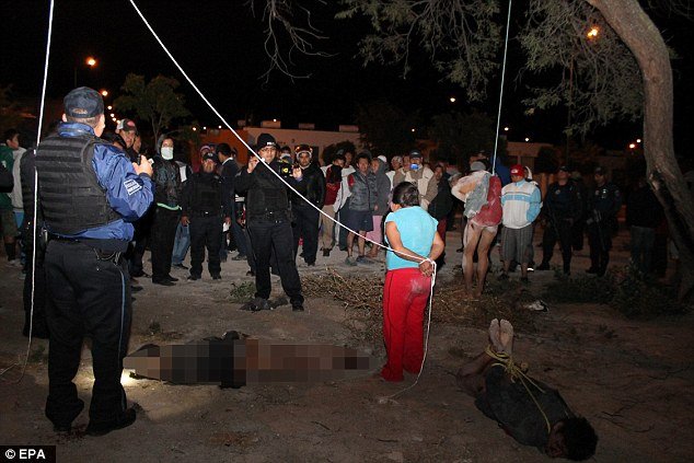 Εξοργισμένοι κάτοικοι του Μεξικού λιντσάρουν κλέφτες με ρόπαλα και σωλήνες -Χτυπούν και μια έγκυο μέλος της συμμορίας [εικόνες]  | iefimerida.gr 1