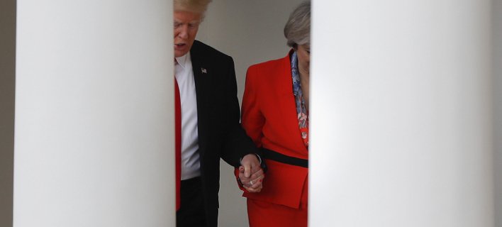 Πιασμένοι χέρι-χέρι Τραμπ και Μέι -Περπατώντας στον Λευκό Οίκο [εικόνες & βίντεο] | iefimerida.gr 1