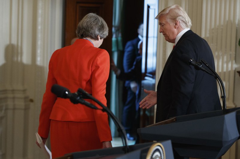 Πιασμένοι χέρι-χέρι Τραμπ και Μέι -Περπατώντας στον Λευκό Οίκο [εικόνες & βίντεο] | iefimerida.gr 2