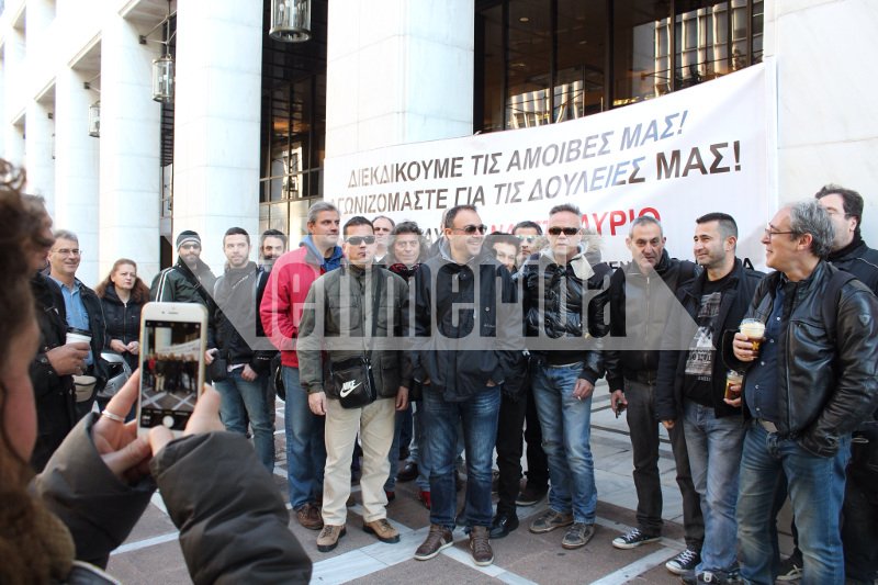 Συγκέντρωση έξω από την Alpha Bank από τους απλήρωτους εργαζόμενους του Mega [εικόνες] | iefimerida.gr 0