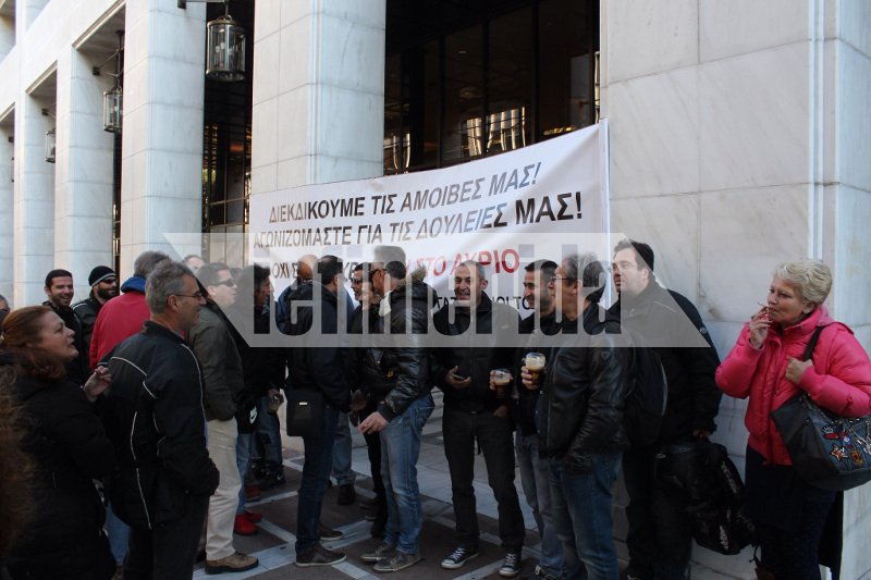 Συγκέντρωση έξω από την Alpha Bank από τους απλήρωτους εργαζόμενους του Mega [εικόνες] | iefimerida.gr 2