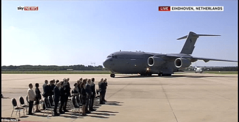 Στην Ολλανδία το αεροσκάφος με τις σoρούς των θυμάτων της ΜΗ17 -Ο βασιλιάς και ο πρωθυπουργός στο αεροδρόμιο [εικόνες&βίντεο] | iefimerida.gr 0