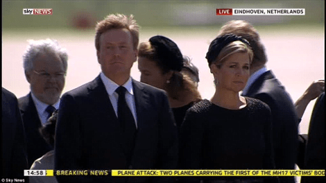 Στην Ολλανδία το αεροσκάφος με τις σoρούς των θυμάτων της ΜΗ17 -Ο βασιλιάς και ο πρωθυπουργός στο αεροδρόμιο [εικόνες&βίντεο] | iefimerida.gr 1