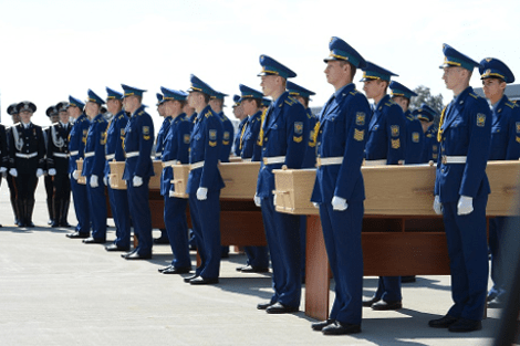 Στην Ολλανδία το αεροσκάφος με τις σoρούς των θυμάτων της ΜΗ17 -Ο βασιλιάς και ο πρωθυπουργός στο αεροδρόμιο [εικόνες&βίντεο] | iefimerida.gr 6