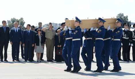 Στην Ολλανδία το αεροσκάφος με τις σoρούς των θυμάτων της ΜΗ17 -Ο βασιλιάς και ο πρωθυπουργός στο αεροδρόμιο [εικόνες&βίντεο] | iefimerida.gr 7