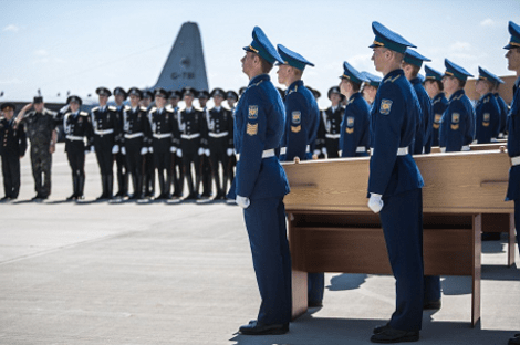 Στην Ολλανδία το αεροσκάφος με τις σoρούς των θυμάτων της ΜΗ17 -Ο βασιλιάς και ο πρωθυπουργός στο αεροδρόμιο [εικόνες&βίντεο] | iefimerida.gr 8