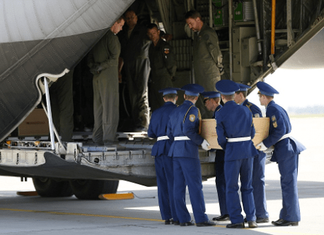 Στην Ολλανδία το αεροσκάφος με τις σoρούς των θυμάτων της ΜΗ17 -Ο βασιλιάς και ο πρωθυπουργός στο αεροδρόμιο [εικόνες&βίντεο] | iefimerida.gr 9