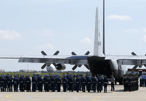 Στην Ολλανδία το αεροσκάφος με τις σoρούς των θυμάτων της ΜΗ17 -Ο βασιλιάς και ο πρωθυπουργός στο αεροδρόμιο [εικόνες&βίντεο] | iefimerida.gr 10