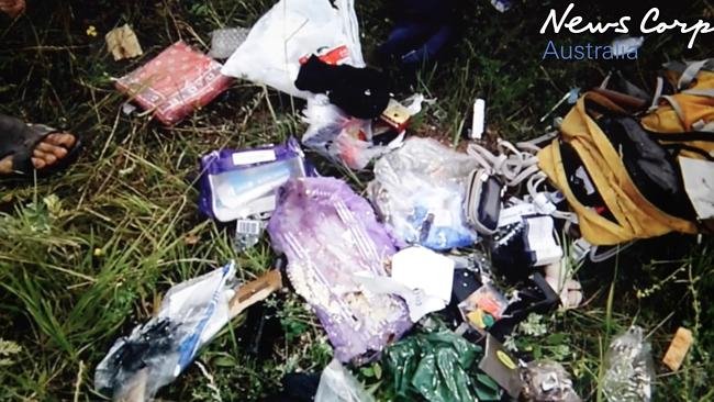 Νέες εικόνες ντροπής από την Ουκρανία -Λεηλατούν τις αποσκευές των θυμάτων της μοιραίας πτήσης MH17 [βίντεο]  | iefimerida.gr 3