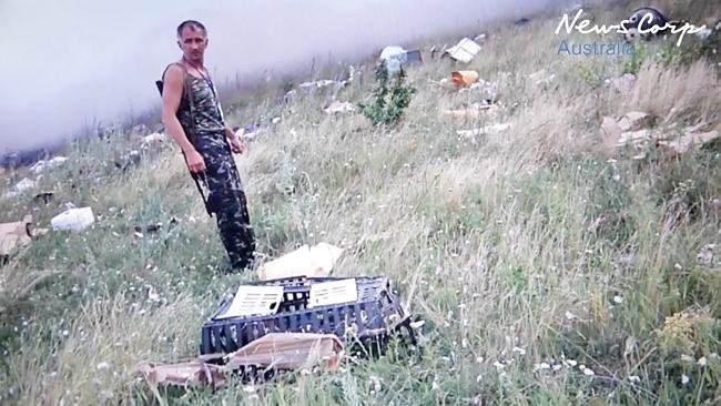 Νέες εικόνες ντροπής από την Ουκρανία -Λεηλατούν τις αποσκευές των θυμάτων της μοιραίας πτήσης MH17 [βίντεο]  | iefimerida.gr 0