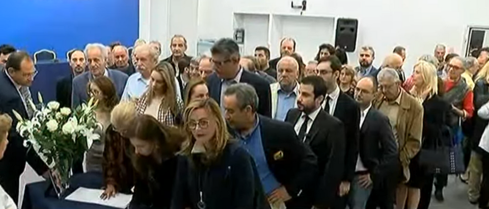 Ουρές απλών πολιτών για τον Κωνσταντίνο Μητσοτάκη -Υπογράφουν στο βιβλίο συλλυπητηρίων [εικόνες] | iefimerida.gr 0