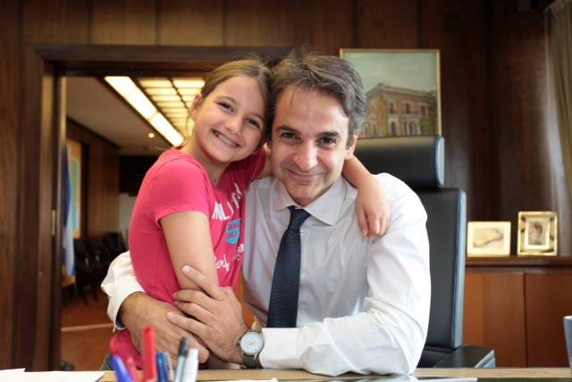 Ο Κυριάκος Μητσοτάκης αγκαλιά με την εορτάζουσα κόρη του στο υπουργείο, λίγο πριν το ραντεβού με την τρόικα [εικόνα] | iefimerida.gr 0