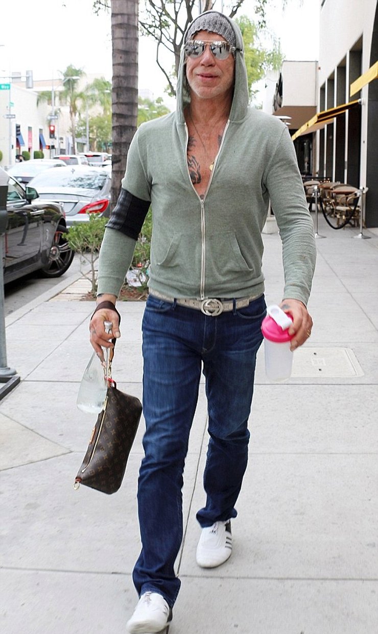 Το εξαιρετικά σικ γυναικείο τσαντάκι του «σκληρού» Μίκι Ρουρκ [εικόνες] | iefimerida.gr 0