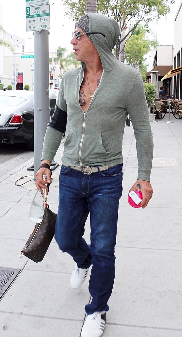 Το εξαιρετικά σικ γυναικείο τσαντάκι του «σκληρού» Μίκι Ρουρκ [εικόνες] | iefimerida.gr 1