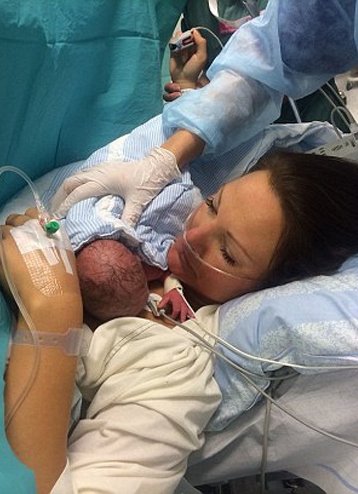 H πρώτη γυναίκα στον κόσμο που γέννησε παιδί μετά από μεταμόσχευση μήτρας αποκαλύπτεται [εικόνες]  | iefimerida.gr 1