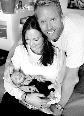 H πρώτη γυναίκα στον κόσμο που γέννησε παιδί μετά από μεταμόσχευση μήτρας αποκαλύπτεται [εικόνες]  | iefimerida.gr 2