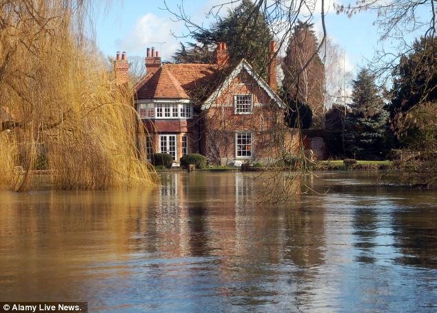 Αγωνία για τον George Michael -Οι πλημμύρες στο Λονδίνο απειλούν το πανάκριβο σπίτι του τραγουδιστή [εικόνες] | iefimerida.gr 1