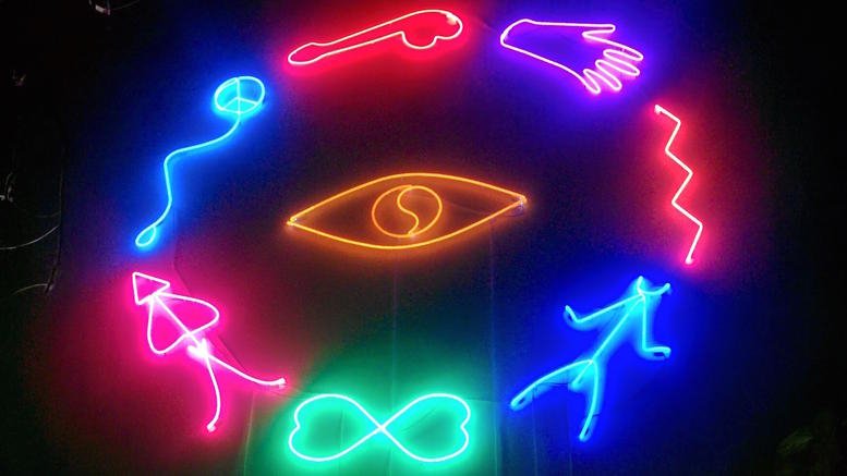 Φώτα νέον του Αγγελου Πλέσσα στην γκαλερί Breeder [εικόνες] | iefimerida.gr 1