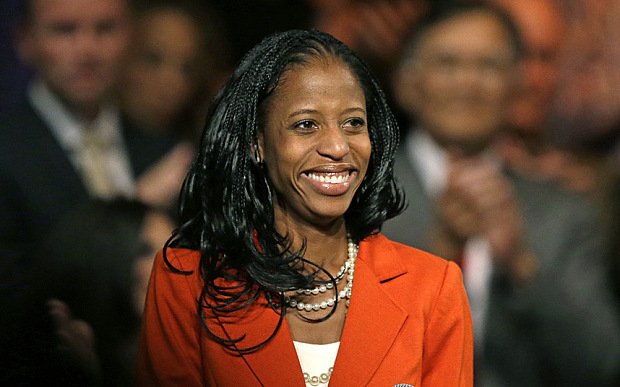 Μία Λαβ: Η πρώτη μαύρη γερουσιαστής που εξελέγη στον αμερικανικό Νότο μετά τον εμφύλιο [εικόνες] | iefimerida.gr 2