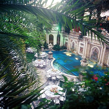 Μια Ελληνίδα δημοσιογράφος στο σπίτι που δολοφονήθηκε ο Βερσάτσε [εικόνες] | iefimerida.gr 2