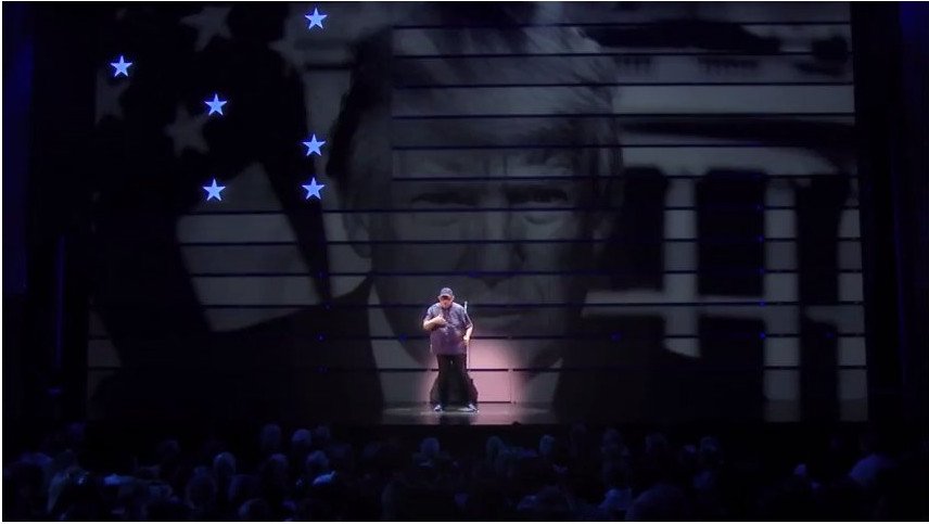 Το ντεμπούτο του Μάικλ Μουρ στο Μπρόντγουεϊ -One man show κατά Τραμπ [εικόνες & βίντεο]  | iefimerida.gr 0