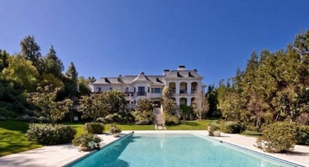 Γιατί κανείς δεν αγοράζει το σπίτι, στο οποίο πέθανε ο Μάικλ Τζάκσον; [εικόνες] | iefimerida.gr 0