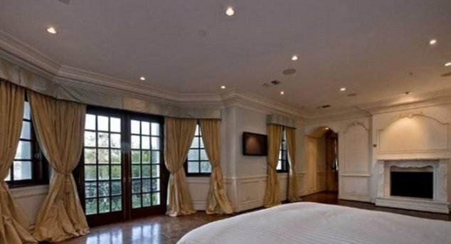 Γιατί κανείς δεν αγοράζει το σπίτι, στο οποίο πέθανε ο Μάικλ Τζάκσον; [εικόνες] | iefimerida.gr 1