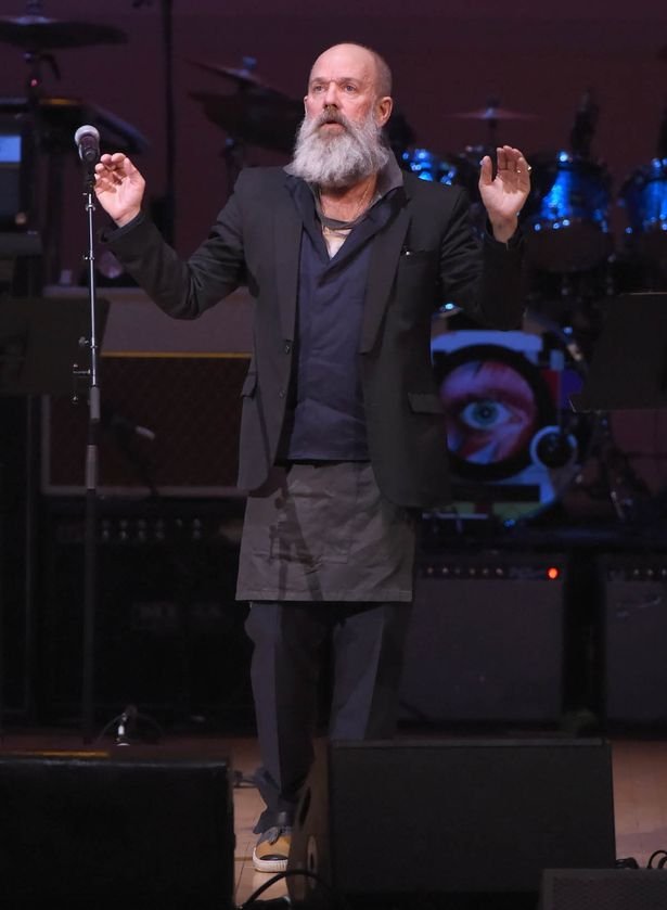 Κυριολεκτικά αγνώριστος ο τραγουδιστής των R.E.M. [εικόνες] | iefimerida.gr 0