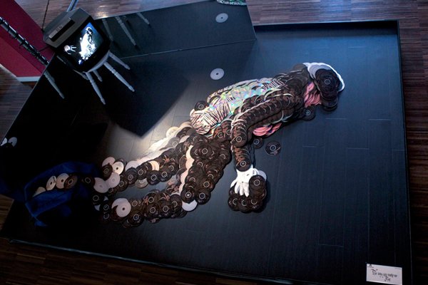 Ομοιώματα θρύλων της παγκόσμιας μουσικής σκηνής φτιαγμένα από... CD τους [εικόνες] | iefimerida.gr 5